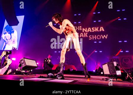 Milano, Italia. 7 dicembre 2024. Naska si esibisce dal vivo in concerto all'Unipol Forum di Milano, il 7 dicembre 2024. (Foto di Mairo Cinquetti/NurPhoto) credito: NurPhoto SRL/Alamy Live News Foto Stock