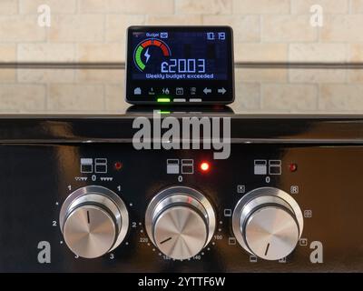 Contatore intelligente di elettricità domestica su una gamma di fornelli Rangemaster avverte che il budget settimanale per i costi energetici è stato superato,Regno Unito Foto Stock