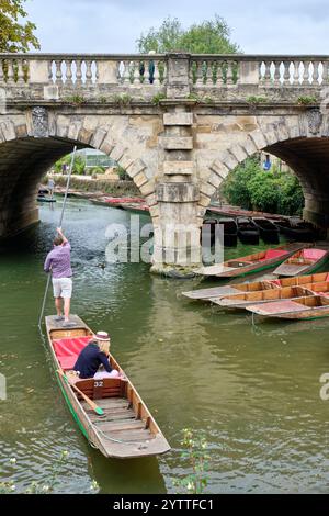 Persone su un punt vicino a un ponte sul fiume Cherwell nella città universitaria di Oxford Foto Stock