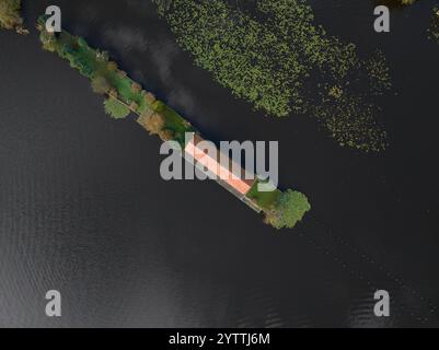 Vista aerea in droni sulle piccole case sull'acqua presso Loosdrechtse plassen, case per il tempo libero immersi nella natura acquatica. Foto Stock