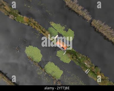 Vista aerea in droni sulle piccole case sull'acqua presso Loosdrechtse plassen, case per il tempo libero immersi nella natura acquatica. Foto Stock
