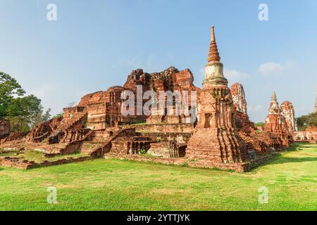 Rovine panoramiche del Wat Mahathat ad Ayutthaya, Thailandia Foto Stock