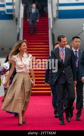 Il Presidente siriano Bashar al-Assad e la First Lady asma al-Assad, arrivati all'aeroporto di Pechino, HANNO FATTO arrivare all'aeroporto di Pechino il 21 settembre 2023 il Presidente siriano Bashar al-Assad e la First Lady asma al-Assad. Assad il 21 settembre ha iniziato il suo primo viaggio ufficiale in Cina in quasi due decenni, con Pechino che ha detto che la visita porterà legami a un nuovo livello, mentre il leader arabo cerca sostegno finanziario per aiutare a ricostruire il suo paese devastato. Foto della presidenza siriana apaimages Pechino Cina 081224 Bashar Asad Archive APA 008 Copyright: XapaimagesxSyrianxPresidencyxxapaimagesx Foto Stock
