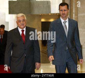 Il presidente palestinese Mahmoud Abbas incontra il presidente siriano Bashar al-Assad, nella capitale siriana di Damasco. FILE il presidente palestinese Mahmoud Abbas incontra il presidente siriano Bashar al-Assad, nella capitale siriana di Damasco. Damasco Damasco Siria 081224 Bashar Asad Archive APA 0013 Copyright: XapaimagesxThaerxGanaimx/xapaimagesx Foto Stock