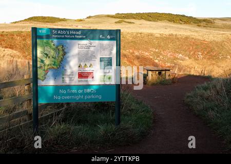 Cartello di benvenuto all'ingresso della riserva naturale nazionale di St ABB's Head. Foto Stock