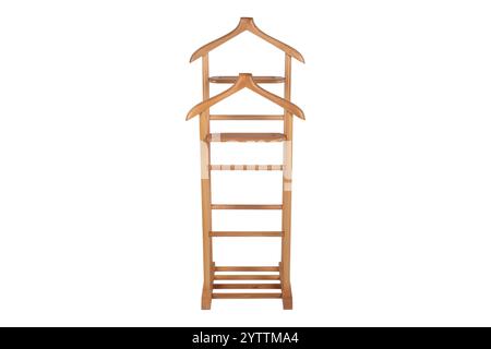 Elegante cavalletto in legno con appendiabiti e scaffali per l'organizzazione dei vestiti, ideale per camere da letto, spogliatoi e interni eleganti Foto Stock