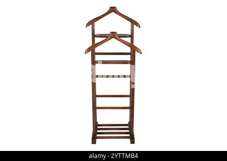 Elegante cavalletto in legno con appendiabiti e scaffali per l'organizzazione dei vestiti, ideale per camere da letto, spogliatoi e interni eleganti Foto Stock