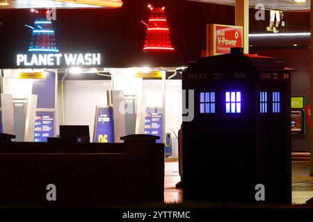 Una replica di Doctor Who Tardis in mostra alle Inner Space Station di York, North Yorkshire, Regno Unito Foto Stock