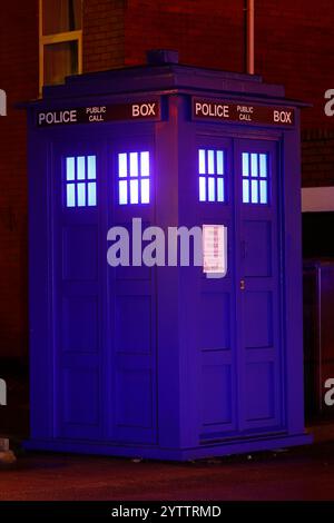 Una replica di Doctor Who Tardis in mostra alle Inner Space Station di York, North Yorkshire, Regno Unito Foto Stock