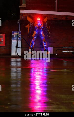 La replica dei Bumblebee Transformers è esposta alla Inner Space Stations Service Station in Hull Road a York, North Yorkshire, Regno Unito Foto Stock