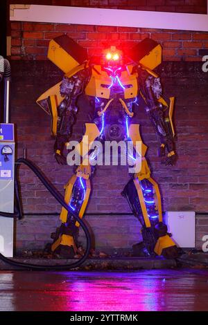 La replica dei Bumblebee Transformers è esposta alla Inner Space Stations Service Station in Hull Road a York, North Yorkshire, Regno Unito Foto Stock