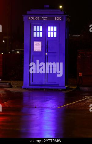 Una replica di Doctor Who Tardis in mostra alle Inner Space Station di York, North Yorkshire, Regno Unito Foto Stock