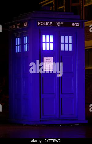 Una replica di Doctor Who Tardis in mostra alle Inner Space Station di York, North Yorkshire, Regno Unito Foto Stock