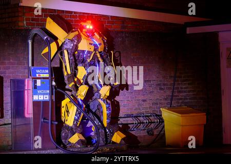 La replica dei Bumblebee Transformers è esposta alla Inner Space Stations Service Station in Hull Road a York, North Yorkshire, Regno Unito Foto Stock