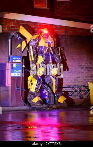 La replica dei Bumblebee Transformers è esposta alla Inner Space Stations Service Station in Hull Road a York, North Yorkshire, Regno Unito Foto Stock