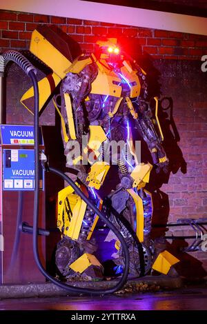 La replica dei Bumblebee Transformers è esposta alla Inner Space Stations Service Station in Hull Road a York, North Yorkshire, Regno Unito Foto Stock