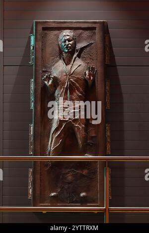 Han solo Frozen in Carbonite replica mostra presso Inner Space Stations Service Station a York, North Yorkshire, Regno Unito Foto Stock