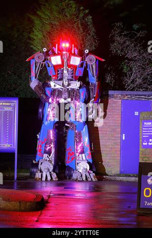 Una replica del robot Optimus prime dei film Transformers in mostra presso la Inner Space Stations Service Station di York, North Yorkshire Foto Stock