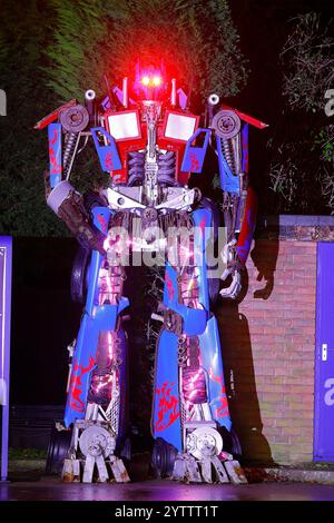 Una replica del robot Optimus prime dei film Transformers in mostra presso la Inner Space Stations Service Station di York, North Yorkshire Foto Stock