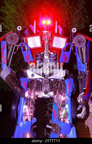 Una replica del robot Optimus prime dei film Transformers in mostra presso la Inner Space Stations Service Station di York, North Yorkshire Foto Stock