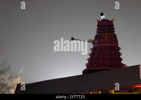 Repliche di scena di Dalek della serie TV Doctor Who in mostra alla Inner Space Stations Service Station di York, North Yorkshire, Regno Unito Foto Stock