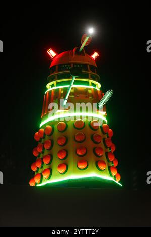 Repliche di scena di Dalek della serie TV Doctor Who in mostra alla Inner Space Stations Service Station di York, North Yorkshire, Regno Unito Foto Stock