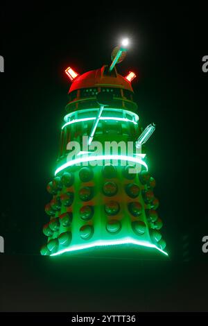 Repliche di scena di Dalek della serie TV Doctor Who in mostra alla Inner Space Stations Service Station di York, North Yorkshire, Regno Unito Foto Stock