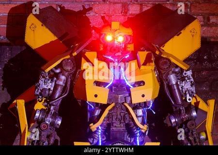 La replica dei Bumblebee Transformers è esposta alla Inner Space Stations Service Station in Hull Road a York, North Yorkshire, Regno Unito Foto Stock