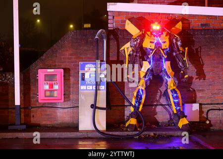 La replica dei Bumblebee Transformers è esposta alla Inner Space Stations Service Station in Hull Road a York, North Yorkshire, Regno Unito Foto Stock