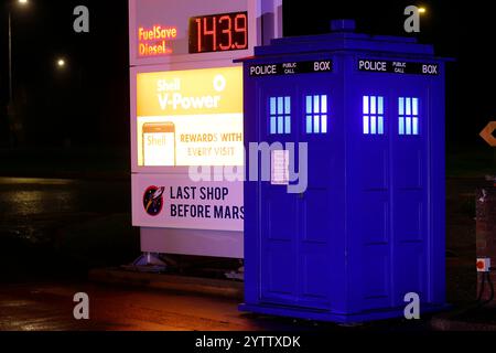 Una replica di Doctor Who Tardis in mostra alle Inner Space Station di York, North Yorkshire, Regno Unito Foto Stock