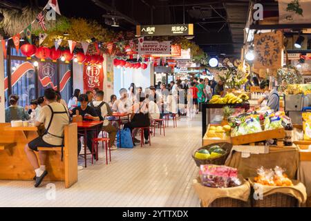 Gente che mangia al sesto mercato di Taichung, Taichung, Taiwan Foto Stock