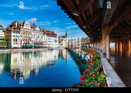 14th ° secolo più antico ponte in legno in Europa - Ponte della Cappella (Kapellbrücke), Lucerna, Svizzera Foto Stock
