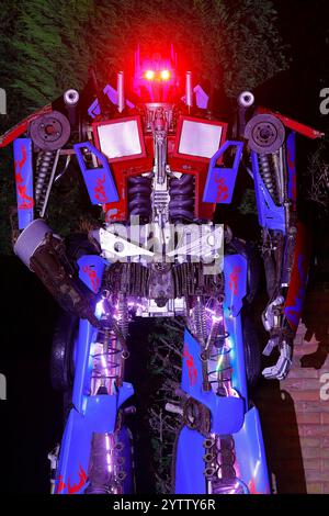 Una replica del robot Optimus prime dei film Transformers in mostra presso la Inner Space Stations Service Station di York, North Yorkshire Foto Stock