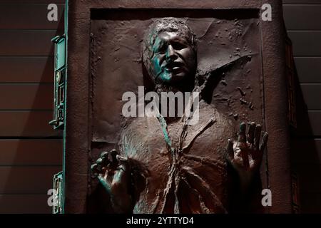 Han solo Frozen in Carbonite replica mostra presso Inner Space Stations Service Station a York, North Yorkshire, Regno Unito Foto Stock