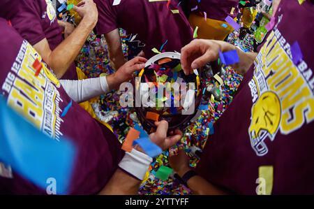 Arlington, Texas, Stati Uniti. 7 dicembre 2024. Due giocatori degli Arizona State Sun Devils riempiono un casco di coriandoli dopo aver vinto la partita di football universitario Big XII Championship contro gli Iowa State Cyclones all'AT&T Stadium di Arlington, Texas. Austin McAfee/CSM/Alamy Live News Foto Stock