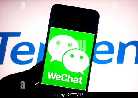 India. 6 dicembre 2024. In questa immagine, un logo WeChat viene visualizzato su uno smartphone con un logo Tencent sullo sfondo. Credito: SOPA Images Limited/Alamy Live News Foto Stock