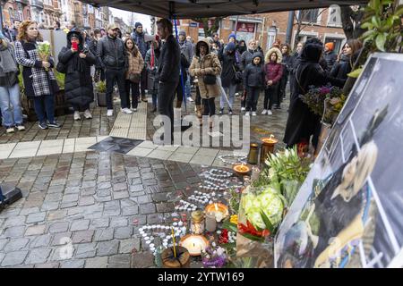 Bruxelles, Belgio. 8 dicembre 2024. Questa foto è scattata durante una marcia silenziosa in omaggio a Diana, vittima del femminicidio Schaerbeek del 3 dicembre, a Bruxelles, domenica 08 dicembre 2024. BELGA FOTO NICOLAS MAETERLINCK credito: Belga News Agency/Alamy Live News Foto Stock