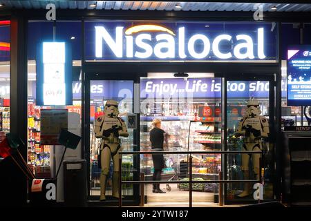 Ingresso al negozio Nisa situato all'interno della stazione di servizio delle stazioni spaziali interne su Hull Road a York, Regno Unito Foto Stock