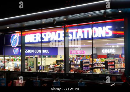 Inner Space Stations su Hull Road a York è una stazione di servizio a tema fantascientifico con repliche di film a grandezza naturale di Dr Who, Star Wars & Transformers Foto Stock