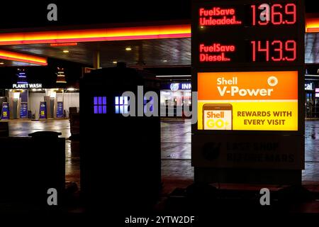 Una replica di Doctor Who Tardis in mostra alle Inner Space Station di York, North Yorkshire, Regno Unito Foto Stock