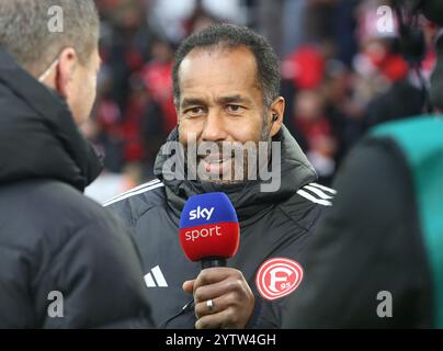 08 dicembre 2024, Renania settentrionale-Vestfalia, Duesseldorf: Calcio: Bundesliga 2, fortuna Düsseldorf - Eintracht Braunschweig, giorno 15, nella Merkur Spiel-Arena. Düsseldorf allenatore Daniel Thioune durante l'intervista pre-partita. Foto: Roland Weihrauch/dpa - NOTA IMPORTANTE: In conformità con le normative della DFL German Football League e della DFB German Football Association, è vietato utilizzare o far utilizzare fotografie scattate nello stadio e/o della partita sotto forma di immagini sequenziali e/o serie di foto video. Foto Stock