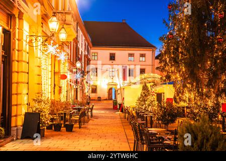 Vista sul mercato dell'avvento natalizio di piazza Varazdin, Croazia settentrionale Foto Stock