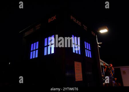 Una replica di Doctor Who Tardis in mostra alle Inner Space Station di York, North Yorkshire, Regno Unito Foto Stock