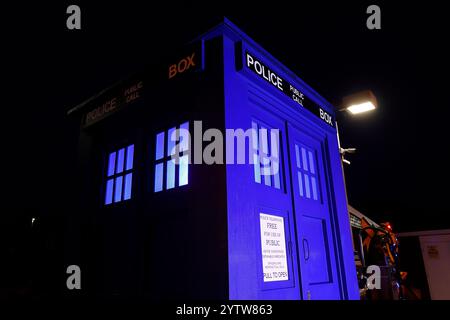 Una replica di Doctor Who Tardis in mostra alle Inner Space Station di York, North Yorkshire, Regno Unito Foto Stock