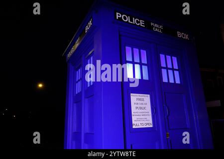 Una replica di Doctor Who Tardis in mostra alle Inner Space Station di York, North Yorkshire, Regno Unito Foto Stock