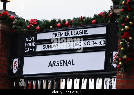 Craven Cottage, Fulham, Londra, Regno Unito. 8 dicembre 2024. Premier League Football, Fulham contro Arsenal; Fulham contro Arsenal in mostra sui cancelli dello stadio Credit: Action Plus Sports/Alamy Live News Foto Stock