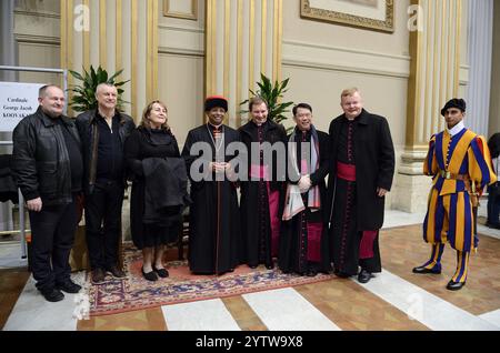 Il nuovo cardinale George Jacob Koovakad (India) posa durante una visita di cortesia a seguito della sua nomina da parte di Papa Francesco, durante una cerimonia Concistoriale per la creazione di 21 nuovi cardinali il 7 dicembre 2024 nella basilica di San Pietro in Vaticano Foto Stock