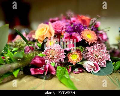 Primo piano di un bouquet di nozze sulla credenza pronto per la sposa. Foto Stock