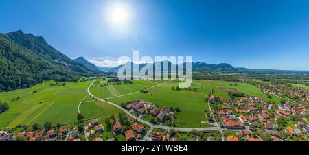 Vista del comune di Nußdorf nella valle dell'Inn nel distretto dell'alta Baviera di Rosenheim Foto Stock