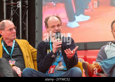 DORTMUND, Germania. 7 dicembre 2024. Peter Flechtner (*1963, attore e doppiatore tedesco) parla sul palco al German Film and Comic con, una convention di due giorni per i fan Credit: Markus Wissmann/Alamy Live News Foto Stock